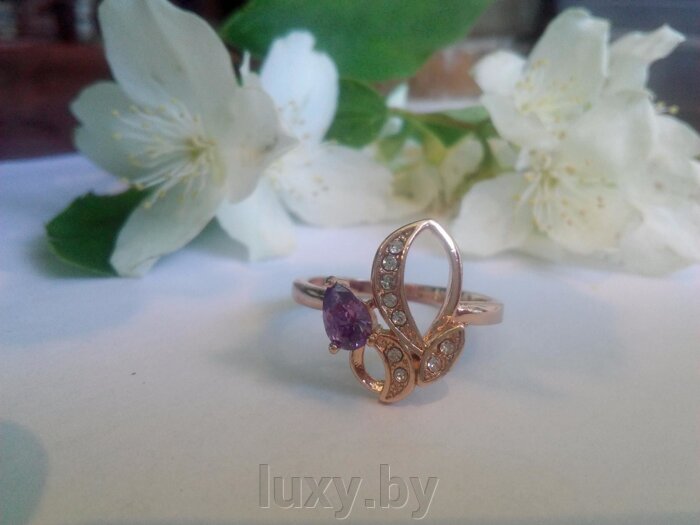 кольцо с фиолетовыми камнями