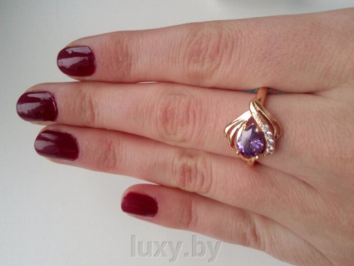 кольцо с фиолетовым камнем