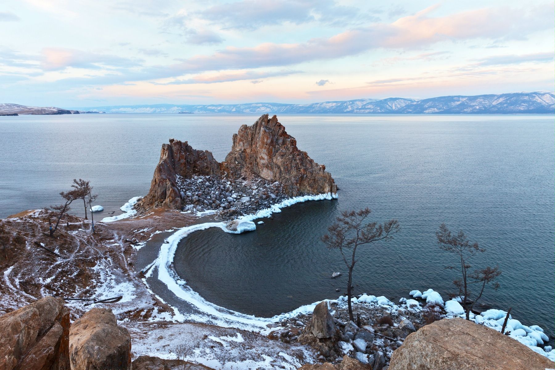 Мыс Бурхан и скала Шаманка